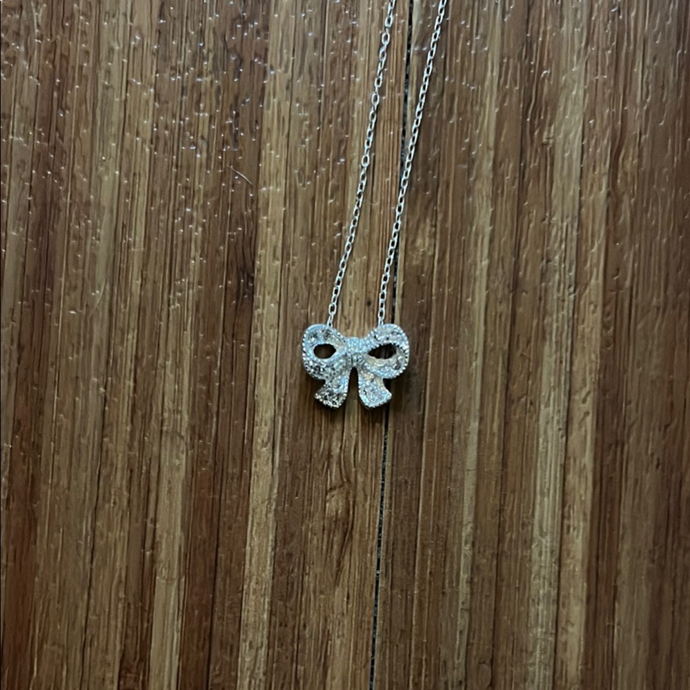 Cute silver bow necklace